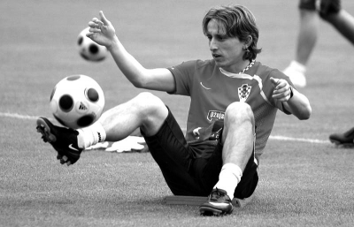 半场战报：尤文2-1卡利亚里，伊尔迪兹双响，弗拉霍维奇伤退