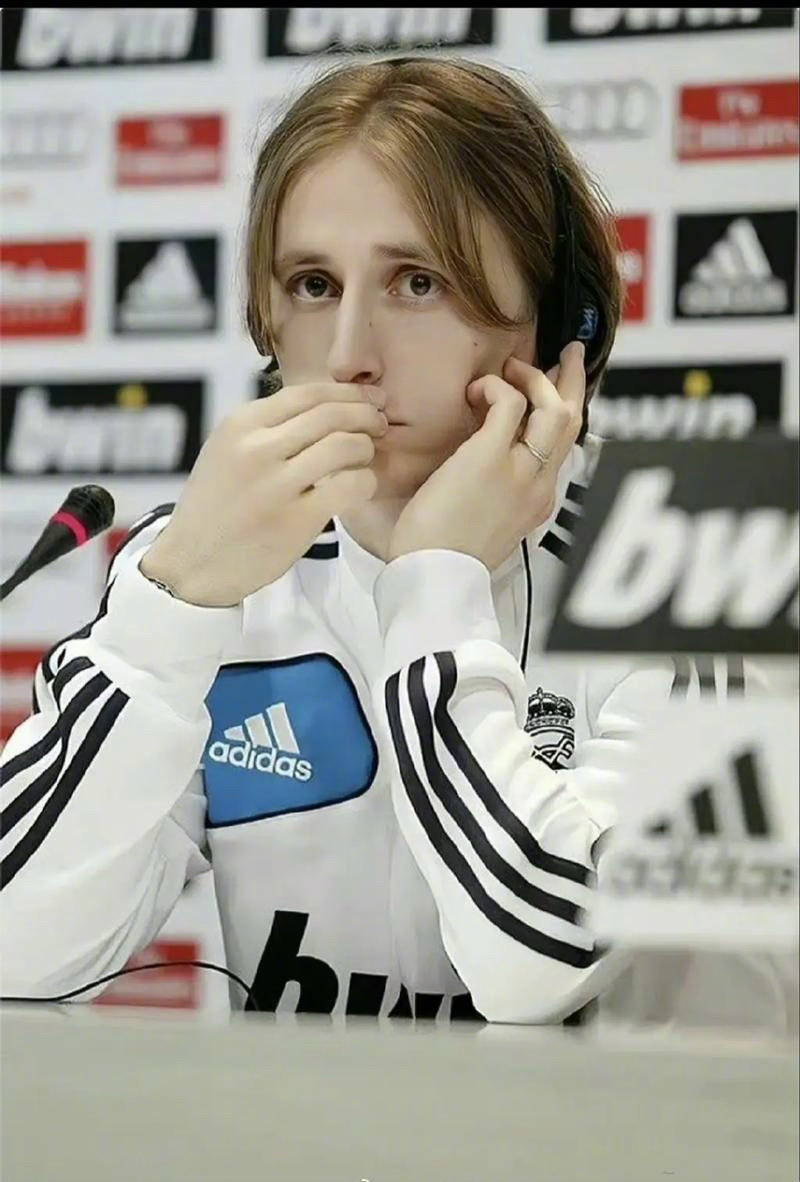 热刺抵达韩国受到热烈欢迎，有球迷在与麦迪逊合影时激动流泪